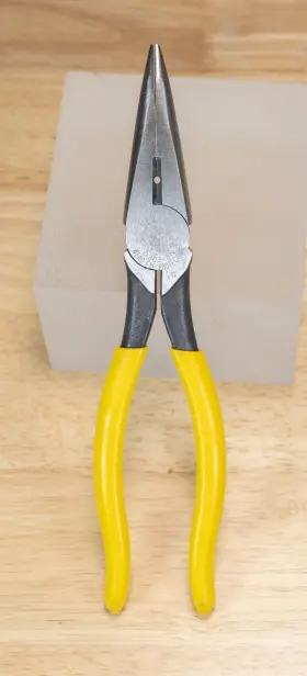 D203-8n Klein Tools 8 Inch Needle Nose Side Cutting Pliers With Stripper Usa
