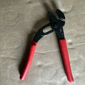 Awp35 Snap-on Adjustable Pliers With Red Soft Grips.